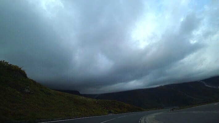유럽 도로 여행 비즈니스 모션 자동차 자연 동화 휴가 산 거리 안테나 풍경 사람없음 초록색 달리기 운전 낭만 자유 시골 고속도로 오스트리아 숲 교차로 언덕 속도 바쁨 알프스 마법 통과 랜드마크 옛날 통근 MOV 해외동영상 클립영상 나라 길 육상교통 컬러 컨셉 통신 교통시설 생태계 출근 동영상 파일형식