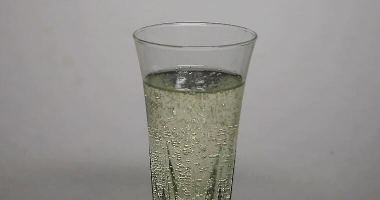 음료 이동 응원 유리 기념 사람없음 노란색 파티 알코올 신선 액체 고급 맛 샴페인 상승 스파클링와인 접수 4K MOV 해외동영상 클립영상 컬러 컨셉 재질 주류 이벤트 동영상 탄산 파일형식