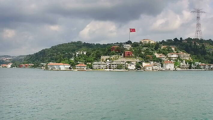 외관 유럽 아시아 바다 여행 건축양식 하늘 지붕 주택 이스탄불 사람없음 야외 건물 초록색 여행객 깃발 도시 물가 만 역사 고급 빌라 지역 칠면조 종료 보스포루스 옛날 MOV 튀르키예 해외동영상 클립영상 건축물 건축 나라 컬러 컨셉 조류 사람 풍경 동영상 파일형식