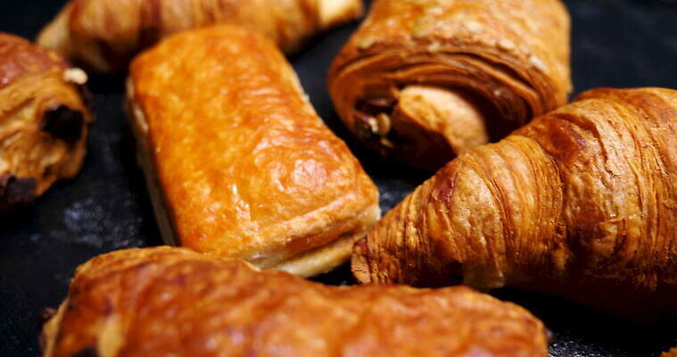 재료 디저트 치즈 건강 사람없음 초콜릿 검은색 빵집 수확 껍질 신선 황금 선택 달콤 맛 아침식사 밀 굽기 배열 퍼프 밀가루 건강식 프랑스어 식품점 탄수화물 페스츄리 핸드메이드 귀리 맛있는 4K MOV 해외동영상 클립영상 문자 음식 빵 컬러 컨셉 농업 유제품 곡류 상점 식사 가루 구이 동영상 파일형식