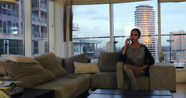 라이프스타일 여자 건축양식 사업가 통신 창문 잉글랜드 아파트 실내 대화 한명 풍경 성인 30대 스마트폰 핸드폰 인테리어 작업 비즈니스우먼 연결 전화기 런던 시티라이프 성인여자만 4K MOV 해외동영상 클립영상 직업 1 디자인 건축 비즈니스 영국 주택 말하기 사람 내부 생활 장년 전자제품 스마트기기 직장인 동영상 여자만 성인만 파일형식