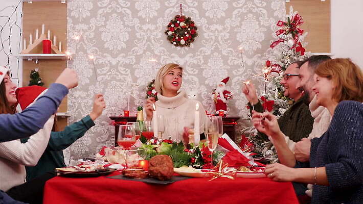 백인 전통 커플 행복 음료 음식 크리스마스 가족 유리 탁자 휴가 불꽃 주택 함께함 실내 대화 선물 미소 사람 성인 사람없음 친구 상자 크리스마스트리 축제 식사 저녁식사 모임 축하 아빠 저녁 먹기 잔치 연소 크리스마스이브 4K MOV 해외동영상 클립영상 서양인 기념일 감정 가구 컨셉 관계 모션 재질 불 표정 말하기 내부 건물 야간 동영상 파일형식