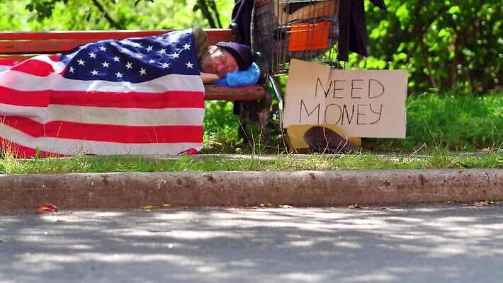 모자 공원 돈 벤치 거리 한명 사람 야외 동전 미국 고통 깃발 도시 좌절 닫기 가난 아스팔트 만취 버리기 배고픔 거지 구걸 노숙자 거짓말 우울증 헬프 혼자 4K MP4 해외동영상 클립영상 1 잡화 공공시설 감정 도로 컨셉 북아메리카 의자 모션 도움 재산 질병 동영상 술취함 파일형식