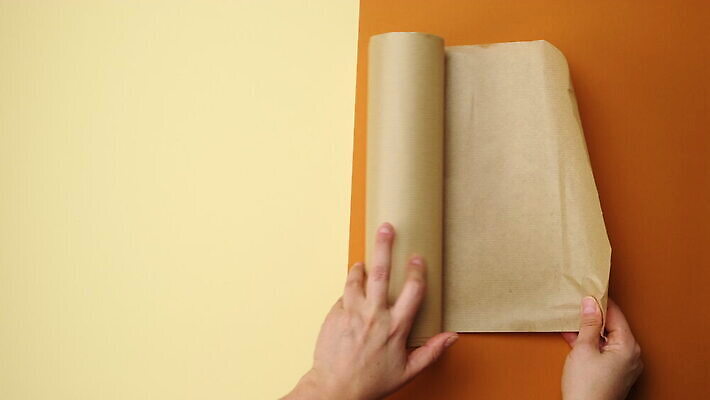 백인 손 여자 종이 포장 새로움 요리 사람없음 갈색 공백 재활용 빵집 덮개 잡기 두루마리 굽기 준비 패키지 시트 밀랍 얇은 양피지 옛날 원고 포장소품 비어있는 4K MOV 해외동영상 클립영상 서양인 컬러 컨셉 모션 사람 신체부위 상점 뚜껑 구이 오브젝트 친환경 동영상 포장재료 파일형식