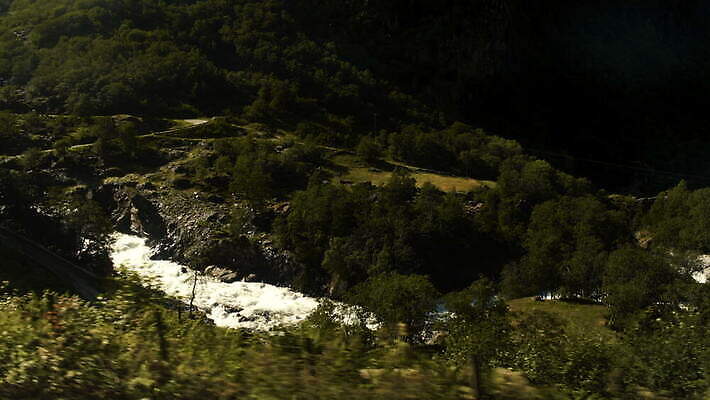 주간 나무 여행 자연 산 노르웨이 사람없음 파란색 강 계곡 보트 숲 언덕 북쪽 스칸디나비아 피오르 4K MOV 해외동영상 클립영상 자연요소 식물 유럽 컬러 배 방향 생태계 지형 동영상 선박 파일형식