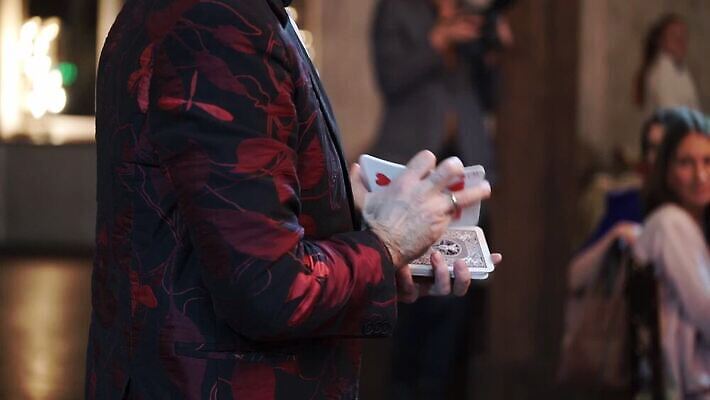 직업 손 기념일 장난 상상 놀이 관리 사람 이벤트 사람없음 파티 놀람 공연 연주자 무대 마법사 마술사 게임 축하 잡기 신용카드 생일 재산 도박 서커스 신비 갑판 기적 카지노 예술가 쇼 공상 연예인 마법 보여주기 실행 에이스 오해 MOV 해외동영상 클립영상 감정 컨셉 배_교통 모션 표정 신체부위 금융 음악가 마술 동영상 파일형식