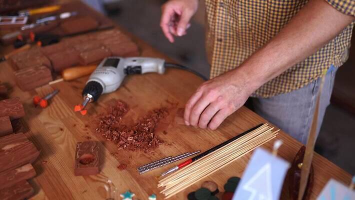 1 남자 산업 탁자 노동자 미술 한명 사람 건물 목재 기계 장비 공구 업무 원형 작업실 널 캐비닛 목수 목공예 잡동사니 건축업자 공예가 수목 작업대 조작 톱밥 4K MP4 해외동영상 클립영상 도형 나무 직업 건축물 건축 가구 재료 문화예술 도구 작업 가루 공예 사물함 동영상 파일형식
