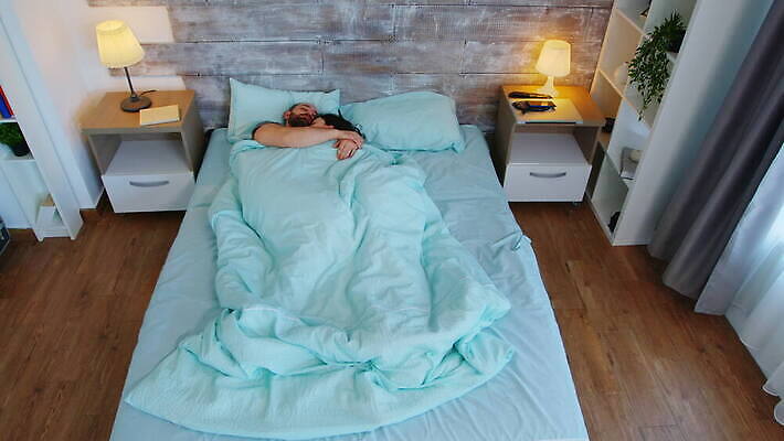 백인 라이프스타일 커플 여자 남자 행복 결혼 2 관계 아침 남편 휴식 주택 함께함 사랑 사람 성인 세명 침실 꿈 방 침대 아내 잠 낮잠 거짓말 4K MOV 해외동영상 클립영상 주간 서양인 감정 가구 컨셉 이벤트 건물 생활 동영상 파일형식