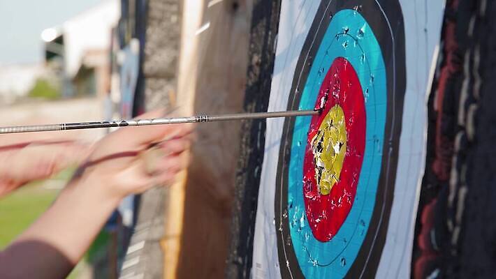 무기 스포츠 컨셉 놀이 성공 화살 취미 사람없음 목재 빨간색 파란색 경쟁 원형 센터 인디언 목표 발사 집중 활 사냥 슛 양궁 조준 사냥꾼 점수 사수 골 궁수 때리기 4K MP4 해외동영상 클립영상 도형 나무 직업 컬러 재료 모션 아메리카 동영상 파일형식