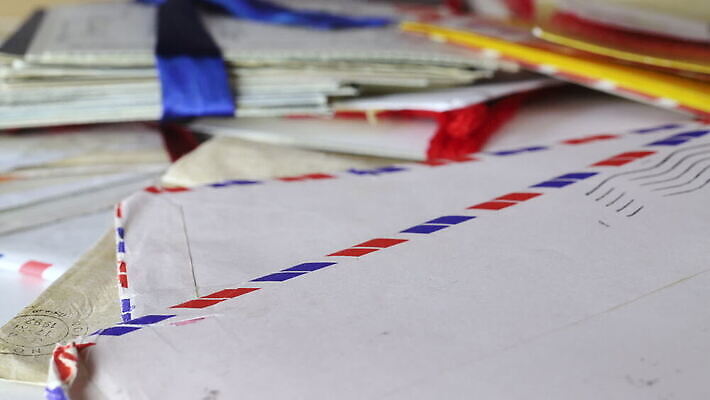 감정 종이 컨셉 통신 관계 봉투 사람없음 앞모습 빨간색 파란색 쌓기 낭만 추위 수확 메시지 편지 심볼 책상 오브젝트 문서 복고 구식 국제우편 편지쓰기 타임랩스 MOV 해외동영상 클립영상 뷰포인트 컬러 가구 농업 모션 촬영기법 기록 우편물 동영상 파일형식