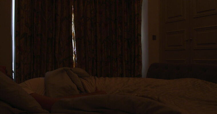 백인 라이프스타일 남자 중년 가구 창문 아침 휴식 잉글랜드 실내 한명 인테리어 펼침 침실 침대 커튼 런던 4K MOV 해외동영상 클립영상 주간 서양인 1 디자인 생활용품 컨셉 모션 영국 사람 성인 내부 생활 동영상 파일형식