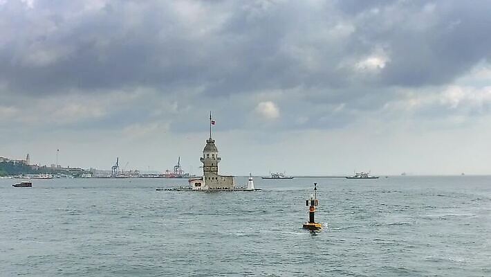 전통 유럽 종교 바다 여행 중동 건축양식 하늘 등대 이스탄불 풍경 사람없음 건물 도시풍경 깃발 보트 역사 이슬람교 모스크 랜드마크 MP4 튀르키예 해외동영상 클립영상 건축물 건축 나라 아시아 배_교통 도시 동영상 파일형식