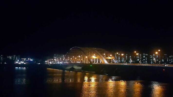유럽 아시아 바다 여행 건축양식 전등 조명 한국 동양인 풍경 사람없음 건물 물 도시풍경 반사 여행객 탑 항구 고층빌딩 새벽 도시 만 보트 도심 야간 저녁 장면 스카이라인 석호 빛망울 랜드마크 4K MOV 해외동영상 클립영상 자연요소 건축물 건축 나라 배_교통 교통시설 사람 인종 빌딩 빛 동영상 파일형식