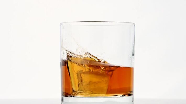 라이프스타일 문화 음료 로우앵글 백그라운드 유리 사람없음 옆모습 얼음 추위 마시기 흰색 물방울 알코올 칵테일 바 투명 던지기 닫기 떨어짐 가득함 큐브 상쾌 쏟아짐 고립 버번 브랜디 위스키 스플래쉬 카피스페이스 MP4 해외동영상 슬로모션 클립영상 자연요소 감정 뷰포인트 컬러 컨셉 모션 재질 주류 촬영기법 생활 공백 동영상 파일형식