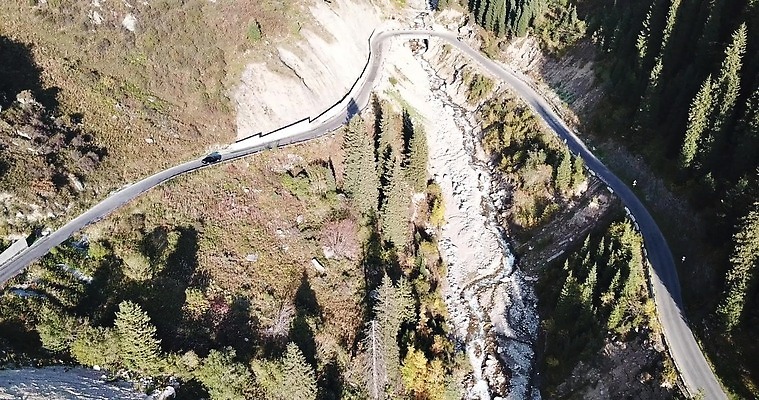 나무 도로 선 여행 교통시설 자동차 자연 산 안테나 그림자 풍경 사람없음 초록색 여름 운전 가을 시골 고속도로 운전사 정상 숲 아스팔트 언덕 회전 파이프 항공촬영 드론 루트 방법 선로 카자흐스탄 가문비나무 4K 알마티 MP4 해외동영상 클립영상 식물 직업 계절 아시아 길 육상교통 뷰포인트 컬러 교통 통신 모션 시설 생태계 동영상 파일형식