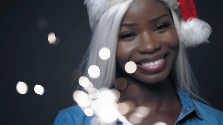 백인 모델 헤어스타일 손 배너 드레스 포즈 흑인 크리스마스 비즈니스 새해 바닥 실내 파노라마 한명 앉기 뷰티 숫자 유행 모임 덮개 흰색 고급 잡지 누드 발사 디자이너 미녀 경영자 상업 예술가 스타일리스트 헤딩 스타일 MOV 해외동영상 클립영상 서양인 직업 문자 1 옷 기념일 컬러 컨셉 모션 촬영기법 사람 내부 신체부위 간행물 축구 뚜껑 미인 리더 동영상 파일형식