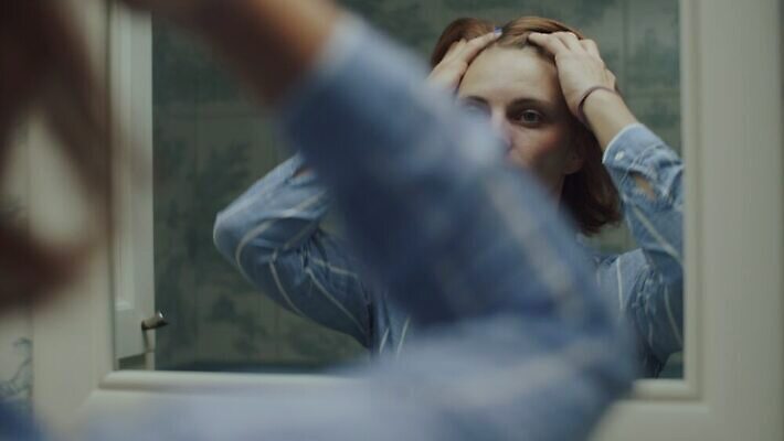 여자 얼굴 셔츠 아파트 주택 갈색머리 한명 미소 사람 성인 캐주얼 뷰티 유행 귀걸이 거울 고통 터치 붓 화려 찡그림 이발 눈썹 속눈썹 만취 피부 입술 만들기 두통 숙취 위생관리 성인여자한명만 신청 4K MOV 해외동영상 클립영상 1 헤어스타일 옷 감정 컨셉 상의 장신구 모션 표정 관리 건물 신체부위 질병 동영상 술취함 여자한명만 성인여자만 파일형식