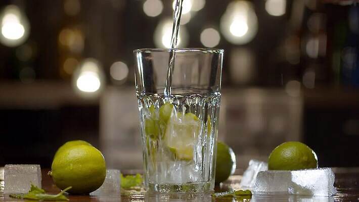 손 음료 조각 백그라운드 과일 유리 전등 주류 실내 건강 사람없음 물 한개 파티 얼음 활발 거품 흐름 추위 알코올 신선 칵테일 바 투명 붓기 닫기 갈증 민트 순수 라임 소다 토닉 4K MP4 해외동영상 클립영상 자연요소 1 컨셉 모션 재질 조명 이벤트 내부 신체부위 허브 동영상 파일형식