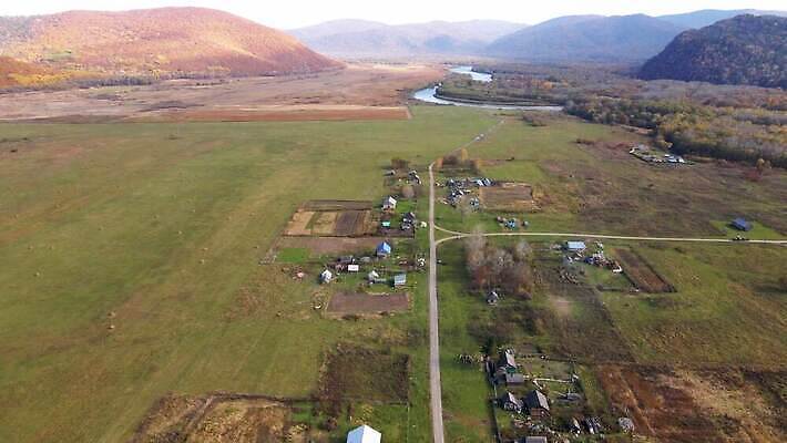 외관 지구 건축양식 자연 하늘 지붕 주택 안테나 파노라마 협상 풍경 사람없음 건물 초록색 마을 환경 정원 시골 도시 옥상 고도 러시아 지역 커뮤니티 방갈로 리빙 교외 넘어짐 대패 러시아인 인구 조감도 진짜 4K MOV 해외동영상 클립영상 서양인 건축물 건축 유럽 컬러 비즈니스 통신 모션 숙소 촬영기법 생태계 동영상 파일형식