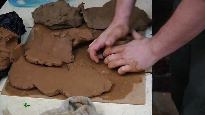 직업 전통 손 산업 노동자 기술 실내 창조 미술 취미 사람없음 젖음 업무 도자기 작업실 사발 냄비 준비 날것 만들기 예술가 점토 진흙 토기 장인 조형 주인 수공예 공예가 도예가 조각가 핸드메이드 MP4 해외동영상 클립영상 모션 문화예술 내부 신체부위 작업 용기_그릇 사기그릇 솥 공예 동영상 파일형식