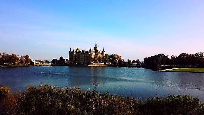 외관 응시 공원 유럽 호수 컬러 섬 여행 건축양식 자연 하늘 날씨 독일 안테나 파노라마 사람없음 야외 건물 물 여름 파란색 태양 탑 궁전 낭만 가을 도시 역사 동영상 랜드마크 옛날 MOV 해외동영상 클립영상 자연요소 건축물 시선 계절 공공시설 건축 나라 컨셉 고건축 통신 촬영기법 생태계 파일형식