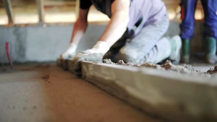 직업 산업 벽 백그라운드 유니폼 노동자 바닥 실내 작업복 사람 사람없음 건물 장비 젖음 공구 업무 수리 매끈함 모종삽 목수 시멘트 화가 토핑 장인 개발 건축업자 공예가 미장 석고 석공 콘크리트 4K MP4 해외동영상 클립영상 건축물 옷 건축 내부 도구 작업 감각 삽 동영상 파일형식