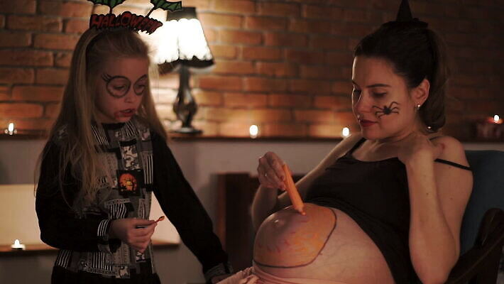 전통 라이프스타일 계절 여자 어린이 음식 2 신체 오렌지 가족 호박 주택 실내 미소 사람 두명 노란색 파티 페인트 임산부 임신 할로윈 가을 등불 아기 대접 예측 무서움 심볼 10월 돌봄 잭오랜턴 호러 복부 MOV 해외동영상 클립영상 감정 컬러 컨셉 채소 과일 관계 모션 조명 표정 이벤트 내부 건물 생활 신체부위 날짜 공포 동영상 파일형식