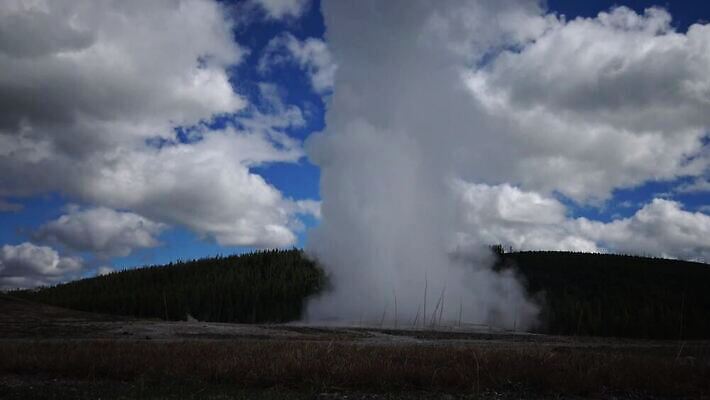 구름 여행 북아메리카 자연 하늘 휴가 파노라마 국립공원 풍경 사람없음 물 세계 여행객 미국 봄 에너지 액체 재산 수증기 숲 폭발 땅 언덕 내추럴 와이오밍 지열 4K MP4 해외동영상 클립영상 자연요소 계절 공원 촬영기법 아메리카 사람 금융 생태계 동영상 파일형식