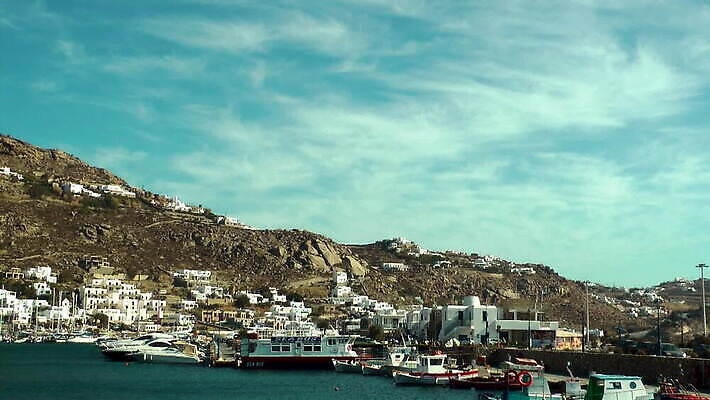 전통 외관 유럽 문화 바다 컬러 섬 여행 자연 하늘 휴가 산 파노라마 풍경 사람없음 야외 물 여름 파란색 여행객 항구 맑음 흰색 도시 보트 지중해 그리스 언덕 타운 그리스인 랜드마크 미코노스섬 MOV 해외동영상 클립영상 자연요소 서양인 계절 나라 교통시설 날씨 촬영기법 사람 배 생태계 동영상 선박 파일형식