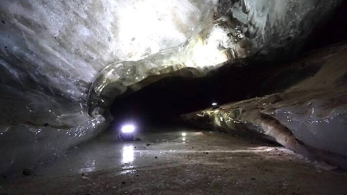 호수 여행 백그라운드 겨울 자연 하늘 산 실내 아이슬란드 사람없음 야외 물 파란색 냉동 얼음 추위 안개 광선 흰색 등불 투명 동굴 크리스탈 북극 묘사 빙하 서리 빙산 북쪽 내추럴 종유석 카자흐스탄 4K 알마티 MP4 해외동영상 클립영상 자연요소 계절 유럽 아시아 컬러 날씨 조명 내부 광석 극지방 방향 생태계 동영상 파일형식