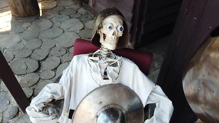 여행 휴가 골격 사람 풍경 사람없음 야외 여행객 바위 도시 성 중세 역사 재산 칼 헬멧 천연기념물 갑옷 옛날 4K MOV 해외동영상 클립영상 건축물 금융 돌_바위 보호장비 동영상 파일형식