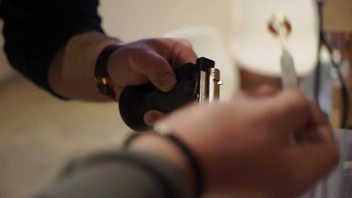 직업 디자인 산업 장신구 탁자 불 불꽃 노동자 기술 사람없음 노란색 금속 장비 도구 공구 반지 작업 뜨거움 작업실 황금 고급 제조 은색 상품 보석 버너 만들기 난방 공예가 대장장이 백금 솜씨 핸드메이드 화상 MOV 해외동영상 클립영상 자연요소 컬러 가구 컨셉 모션 재질 상처 광석 동영상 파일형식