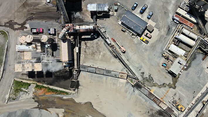 식물 산업 도로 교통시설 건설업 사람없음 건물 환경 탑 기계 장비 바위 업무 제조 컨테이너 아스팔트 천 언덕 시멘트 수납 짐차 무거움 섞기 4K MOV 해외동영상 클립영상 건축물 길 교통 자동차 돌_바위 직물 작업 무게 시설 동영상 파일형식