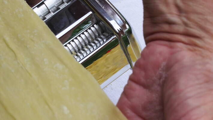 손 여자 줄 음식 빵 탁자 추상 주택 건조 파스타 건강 스파게티 관리 사람 사람없음 햇빛 노란색 기계 이탈리아 면 업무 수프 자르기 시리얼 국수 반죽 만들기 밀가루 라비올리 라자냐 마카로니 이스트 특별함 핸드메이드 토르텔리니 4K MOV 해외동영상 클립영상 유럽 컬러 가구 컨셉 무늬 모션 서양음식 건물 신체부위 태양 면류 작업 이탈리아음식 가루 동영상 파스타면 파일형식