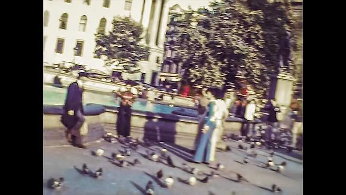 외관 도로 여행 비즈니스 건축양식 영국 잉글랜드 거리 버스 여러명 야외 건물 수확 골동품 도시 거친 역사 클래식 도서관 군중 필름 영화 향수 런던 문서 복고 바쁨 장면 영사기 동영상 구식 랜드마크 보관소 아마추어 옛날 4K MP4 해외동영상 클립영상 건축물 교육 건축 유럽 길 육상교통 다수 컨셉 농업 교통시설 문화예술 대중교통 사람 화장품 저장 파일형식