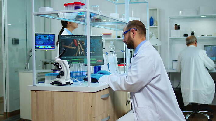 직업 과학 건강 현미경 실험 사람없음 치료 약 검은색 장비 간호사 의사 그룹 엔지니어 실험실 바이러스 보호 질병 생명공학 연구원 과학자 분석 직원 생물학 하이테크 미생물 다민족 혁명 개발 백신 전염병 화학자 코로나바이러스 4K MOV 해외동영상 클립영상 교육 컬러 컨셉 의학 생물 기술 실험기구 의료진 기술자 동영상 학자 파일형식