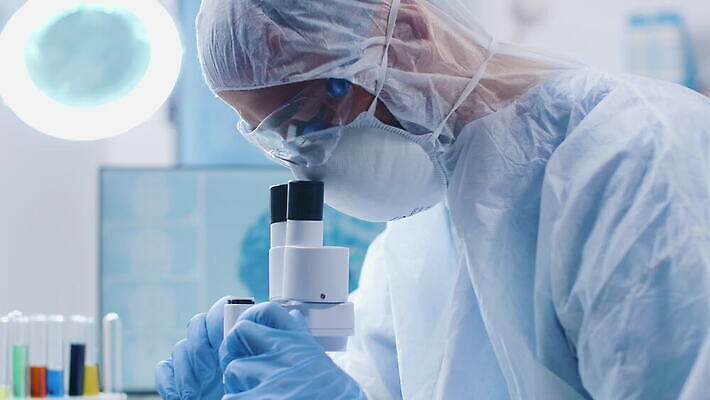 직업 남자 산업 컬러 과학 건강 현미경 실험 작업복 가면 사람없음 스터디 컴퓨터 약 3D 스크린 장비 의사 코트 램프 작업 기술자 실험실 결과 질병 DNA 연구원 과학자 뇌 생물학 비커 튜브 발견 조제 돌봄 화학자 4K MOV 해외동영상 클립영상 옷 교육 컨셉 의학 모션 조명 실험기구 사람 전자제품 학습 외투 의료진 생명공학 디지털합성 만들기 동영상 학자 파일형식