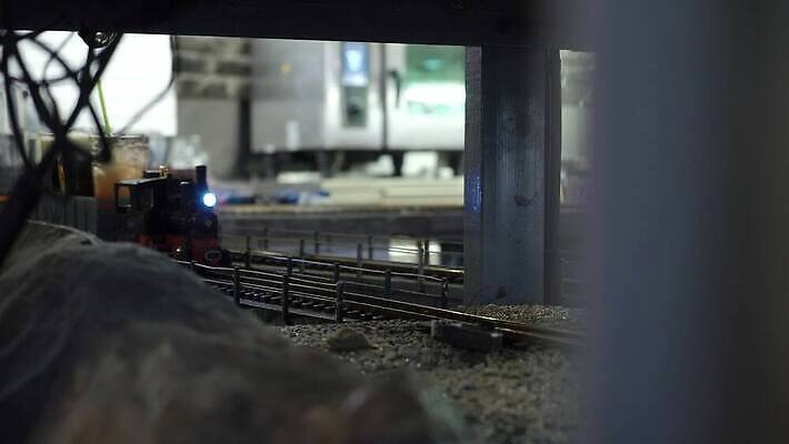 모델 유럽 도로 음료 선 음식 여행 교통시설 모션 놀이 탁자 휴가 맥주 뿔 요리 사람 취미 사람없음 내부 장식 컵 세트 장난감 식당 식사 저녁식사 어둠 기찻길 카페 미니어처 기차 수확 화물 분위기 역 상품 작음 수집 발굴 묘사 눈금 장면 마차 지역 체코 프라하 엔진 공학 점심식사 공화국 복제 선로 수집가 옛날 전국 특별함 4K MOV 해외동영상 클립영상 직업 식기 교육 나라 길 육상교통 교통수단 가구 교통 컨셉 농업 대중교통 주류 모형 상점 운송업 크기 시설 동영상 파일형식