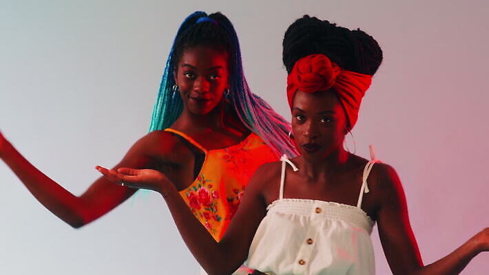 스튜디오촬영 라이프스타일 긴머리 웰빙 여자 음악 가족 관계 청소년 미소 웃음 20대 두명 10대 빨간색 뷰티 우정 활발 연주자 댄서 에너지 신선 유머 정상 언니 터번 장식술 성인여자만 4K MOV 해외동영상 클립영상 직업 헤어스타일 감정 컬러 컨셉 문화예술 실내 표정 사람 청년 생활 장식 친구 음악가 자매 머리장식 동영상 여자만 성인만 파일형식