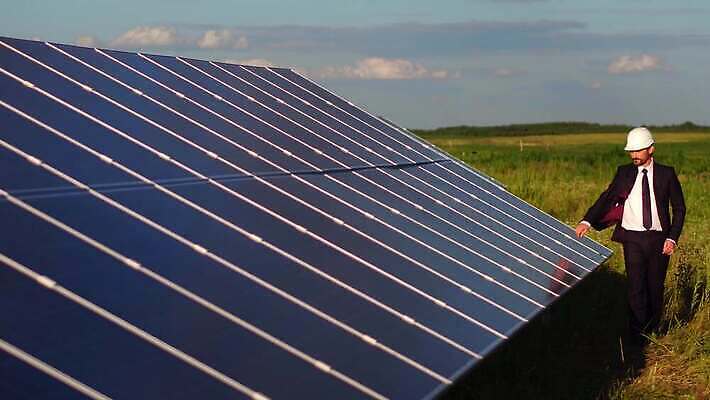 산업 컨셉 미래 한명 정장 태양 걷기 맑음 장비 에너지 판넬 역 종업원 확인 하이테크 태양에너지 집열판 세대 책임자 패널 혁명 베터리 설치 혼자 공급 획기적 4K MP4 해외동영상 클립영상 자연요소 직업 1 옷 교통시설 모션 날씨 기술 사람 그린에너지 동영상 파일형식