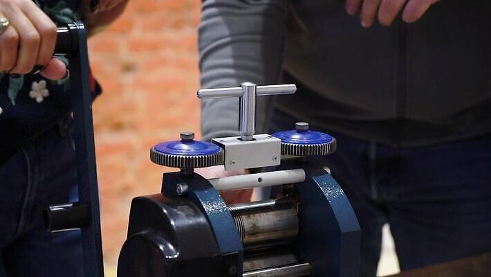 백인 직업 손 디자인 산업 장신구 공장 불 불꽃 노동자 기술 관리 창조 사람없음 빛 금속 장비 공구 반지 잡기 업무 작업실 황금 고급 수리 제조 은색 상품 보석 만들기 다이아몬드 고정 닦기 판화 공예가 백금 MOV 해외동영상 클립영상 자연요소 서양인 컬러 컨셉 공업 모션 재질 미술 신체부위 도구 작업 광석 동영상 파일형식