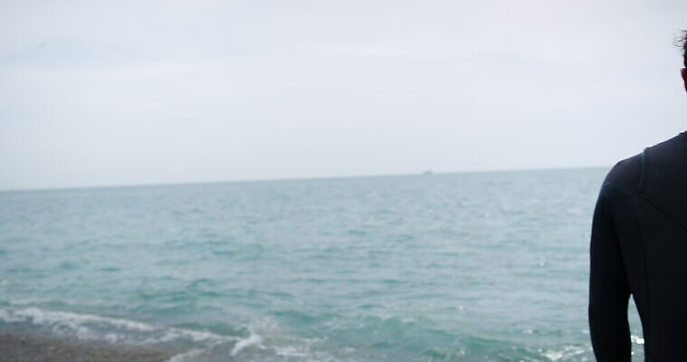 바다 영국 한명 서기 야외 뒷모습 조약돌 잡기 서핑보드 서핑 잠수복 패닝샷 서식스 4K MOV 해외동영상 클립영상 1 옷 유럽 뷰포인트 모션 촬영기법 사람 돌_바위 수상스포츠 보드_스포츠 동영상 파일형식