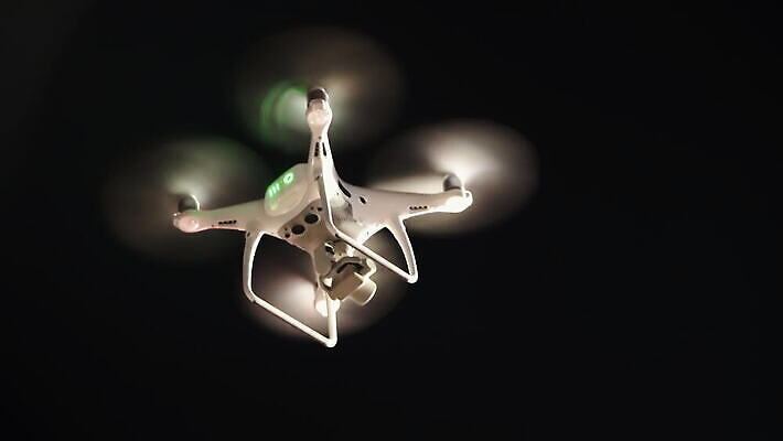 산업 컨셉 모션 안테나 파노라마 사람없음 카메라 디지털 검은색 어둠 장비 도시 범죄 헬리콥터 야간 저녁 무선전화기 로봇 항공 프로펠러 장면 감시 멀리 항공촬영 혁명 드론 스파이 제어 4K MOV 해외동영상 클립영상 자연요소 뷰포인트 컬러 통신 비행기 촬영기법 전자제품 전화기 동영상 파일형식