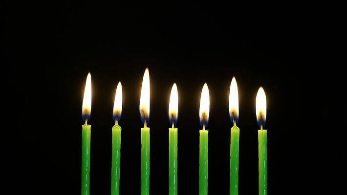 행복 컬러 백그라운드 불 불꽃 기념 실내 이벤트 사람없음 장식 가로 빨간색 빛 컬러풀 노란색 파티 검은색 희망 축하 인사 뜨거움 생일 메시지 달콤 수집 오브젝트 문학 동영상 정의 연소 고립 광 왁스 화상 4K MOV 해외동영상 클립영상 자연요소 기념일 감정 컨셉 내부 예절 맛 상처 파일형식