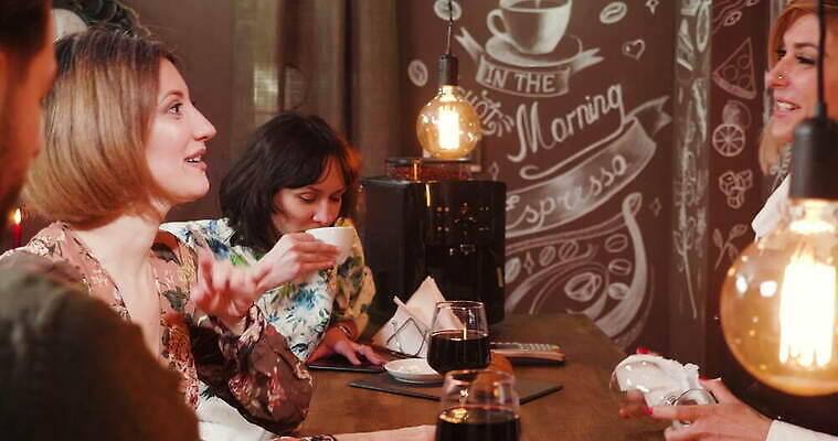 라이프스타일 여자 남자 행복 음료 회사 통신 응원 유리 함께함 대화 미소 웃음 앉기 성인 사람없음 내부 친구 파티 식당 우정 카페 축하 알코올 바 그룹 서빙 바텐더 4K MOV 해외동영상 클립영상 감정 컨셉 비즈니스 관계 모션 재질 표정 말하기 사람 이벤트 생활 상점 동영상 파일형식