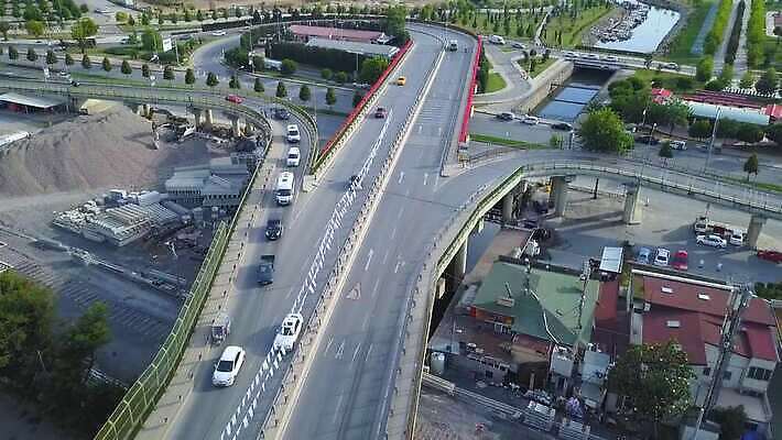 공공시설 도로 여행 컨셉 교통시설 모션 자동차 거리 안테나 사람없음 운전 도시 고속도로 운전사 헬리콥터 교차로 택시 감시 칠면조 동맥 항공촬영 드론 방법 많음 내려보기 4K MP4 해외동영상 클립영상 직업 길 육상교통 뷰포인트 교통 통신 승용차 조류 비행기 시설 혈관 동영상 파일형식