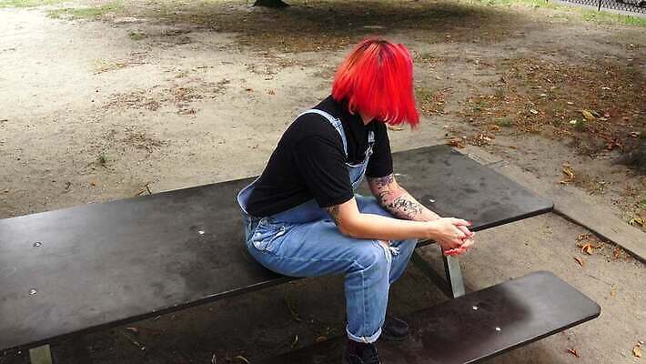 여자 얼굴 표정 한명 빨간색 산책 분노 표현 위협 빨간머리 펑크 스타일 4K MOV 해외동영상 클립영상 1 헤어스타일 감정 컬러 휴식 사람 신체부위 동영상 파일형식