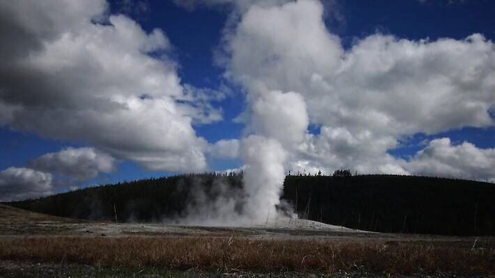 구름 여행 북아메리카 자연 하늘 휴가 파노라마 국립공원 풍경 사람없음 물 세계 여행객 미국 봄 에너지 액체 재산 수증기 숲 폭발 땅 언덕 내추럴 와이오밍 지열 4K MP4 해외동영상 클립영상 자연요소 계절 공원 촬영기법 아메리카 사람 금융 생태계 동영상 파일형식