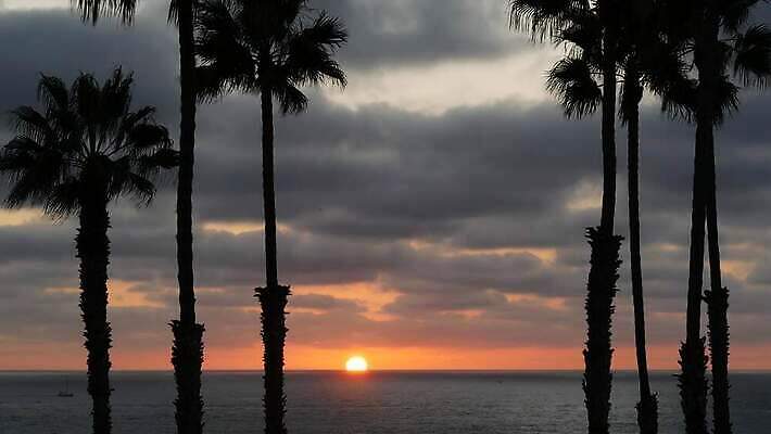 구름 실루엣 바다 여행 하늘 휴가 해변 사람없음 여름 야자수 태양 검은색 미국 일몰 꿈 분위기 저녁 캘리포니아 주말 태평양 로스앤젤레스 플로리다 4K 오션사이드 산타모니카 MP4 해외동영상 클립영상 자연요소 나무 계절 컬러 컨셉 북아메리카 촬영기법 노을 야간 동영상 파일형식