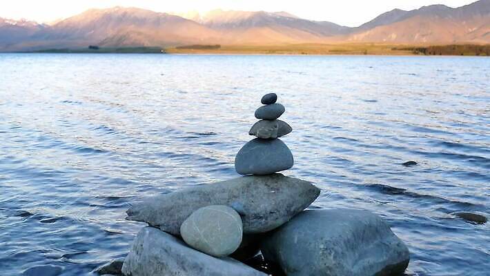 선 컨셉 요가 자연 스트레스 건강 사람없음 물 파란색 쌓기 평화 검은색 희망 화목 힘 침묵 마음 마사지 떨어짐 균형 집중 명상 눈금 피라미드 테라피 단절 처음 평형 4K MP4 해외동영상 클립영상 자연요소 건축물 웰빙 감정 컬러 모션 뷰티 수영 소리 생태계 동영상 랜드마크 파일형식